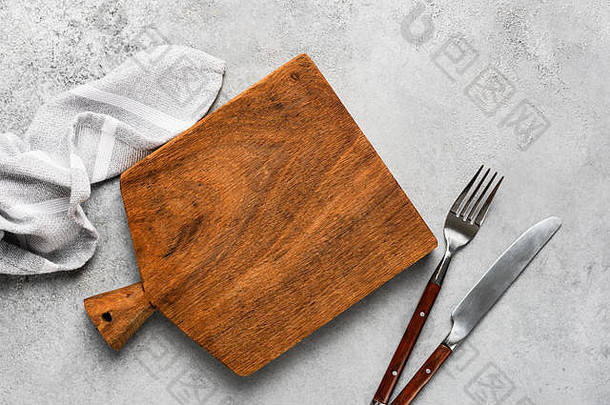 木切割董事会亚麻纺织餐具食物背景复制空间表格前视图