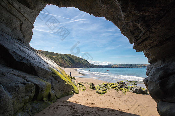 洞穴桑迪海滩彭布林开襟羊毛衫湾威尔士阳光明媚的一天海滩空