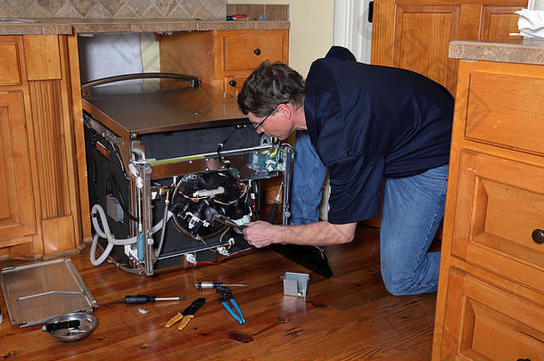 设备修复技术员作品破碎的洗碗机