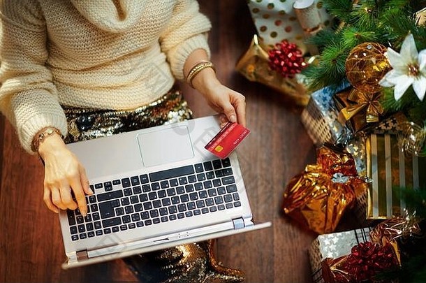 时尚的家庭主妇黄金金片裙子白色毛衣信贷卡使在线购物电子商务网站装饰圣诞节树