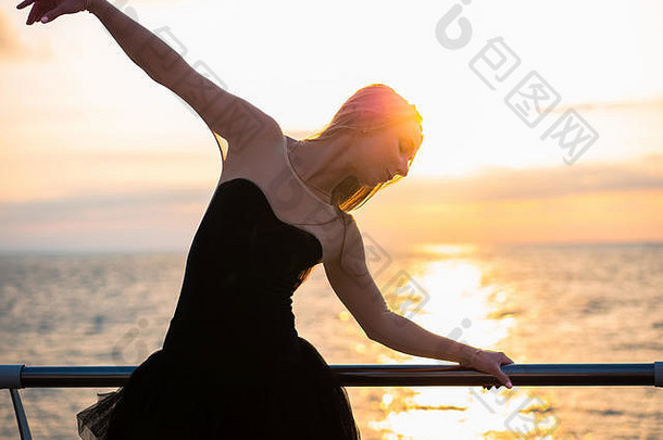 美丽的芭蕾舞女演员执行旋转金发女郎女人黑色的芭蕾舞图图路堤海洋海海滩日出女跳舞手臂