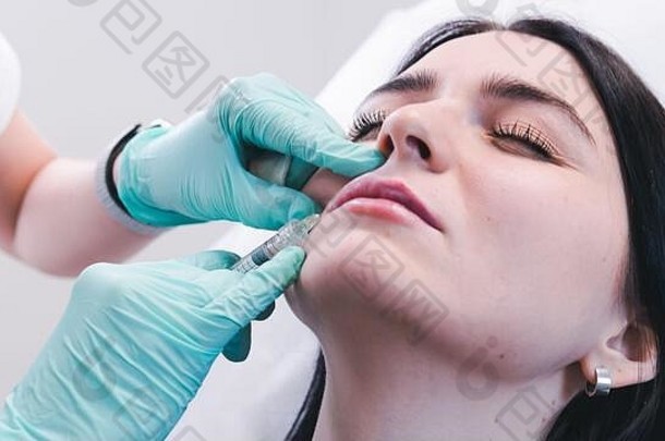 美容师手使肉毒杆菌注射女嘴唇医生美容师使唇增加过程概念美沙龙塑料