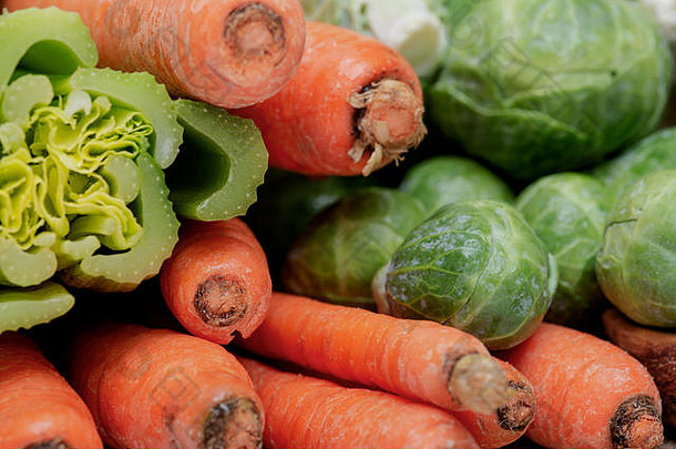 各种新鲜的生有机蔬菜包括芹菜茎胡萝卜卷心菜