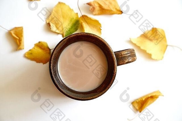 秋天叶子咖啡茶杯白色背景平躺复制空间