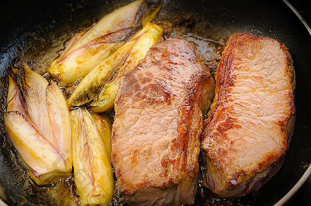 煮熟的牛肉腩肉恩迪斯锅