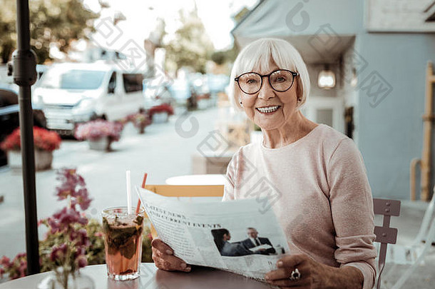 快乐的快乐女人阅读早....报纸