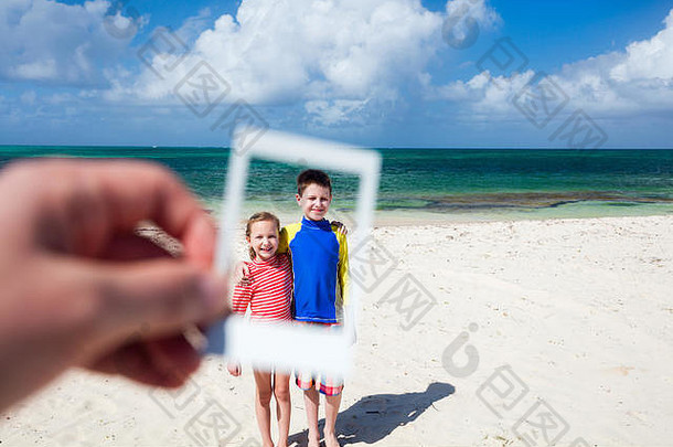 父亲持有即时照片孩子们热带海滩加勒比夏天假期