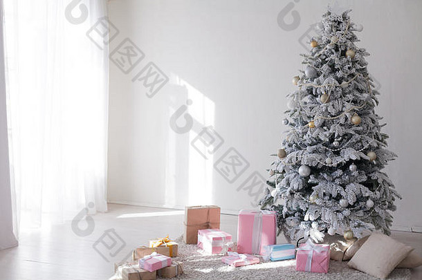 白色<strong>圣诞</strong>节树装修一年礼物室内假期冬天