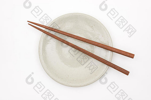 传统的日本木筷子白色陶瓷板