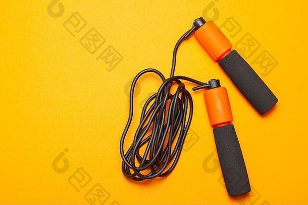 跳绳子有趣的练习身体健康橙色绳子黑色的绳黄色的橙色背景