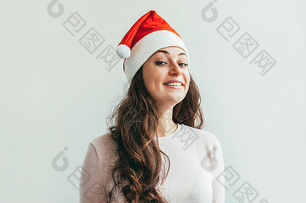 美丽的女孩长头发红色的圣诞老人老人他孤立的白色背景快乐兴奋年轻的女人肖像真正的情绪快乐圣诞节一年假期