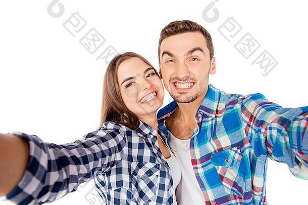 快乐的有趣的夫妇爱使自拍照片