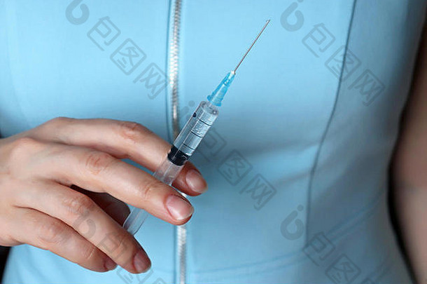 医生注射器女人蓝色的外套准备注射概念疫苗接种治疗诊所塑料手术