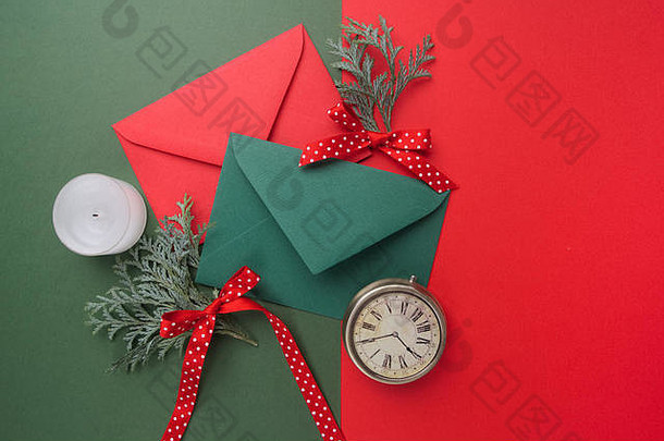 红色的绿色信封圣诞节假期背景平躺