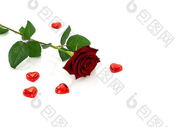 红色的玫瑰心形状巧克力孤立的白色