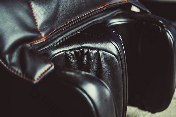 黑色的皮革按摩椅子特写镜头购物中心