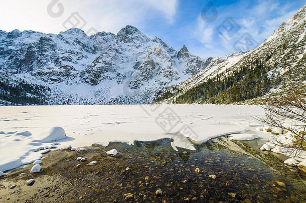 冻海产的奥科湖覆盖新鲜的雪冬天景观塔特拉山山波兰