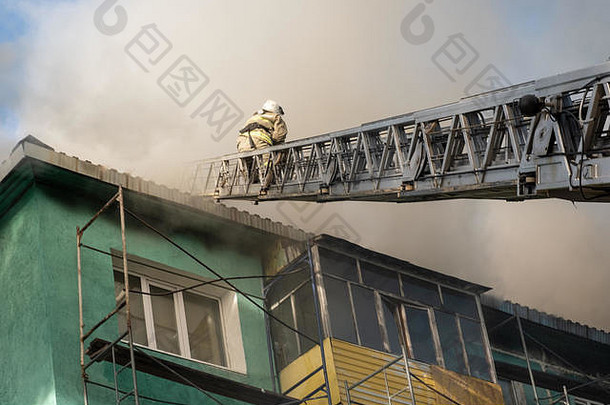 消防队员楼梯扑灭火屋顶住宅高层建筑前视图