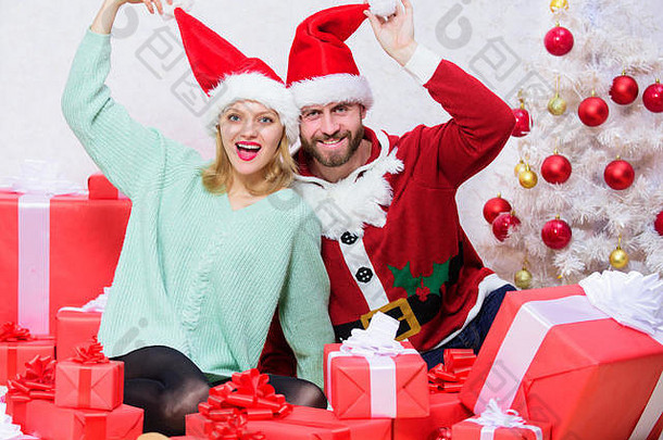 快乐家庭庆祝圣诞节圣诞节礼物概念夫妇穿帽子圣诞老人老人圣诞节树背景夫妇爱享受圣诞节庆祝活动容易传播幸福