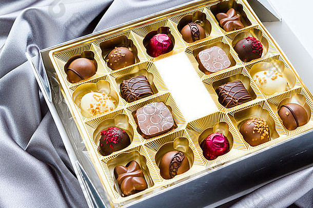 礼物盒子各种各样的美食巧克力松露银丝绸