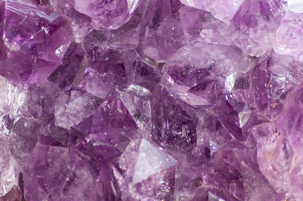 美丽的粉紫紫水晶显示珍贵宝石完美