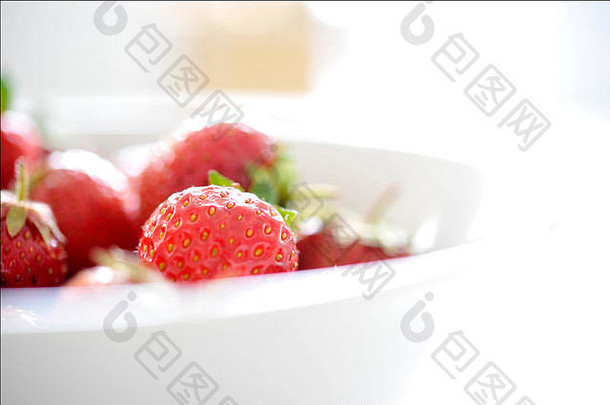生活新鲜的草莓<strong>沐浴阳光</strong>白色碗