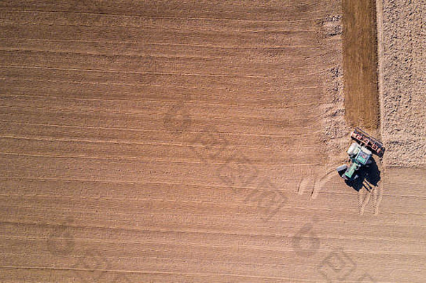 拖拉机耕作字段空中视图耕种场拖拉机播种农业农业运动