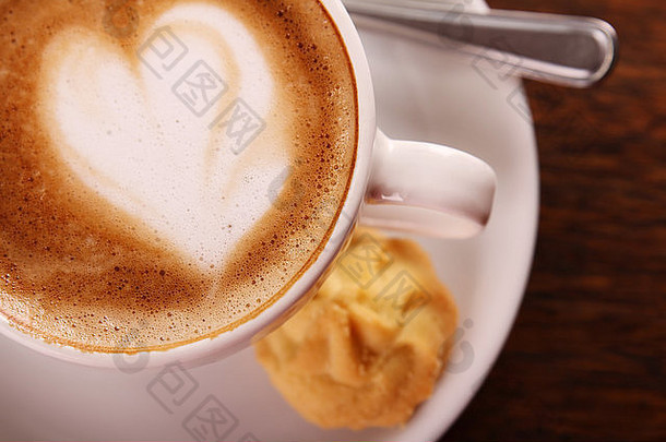 美味的芳香卡布奇诺咖啡白色瓷杯饼干一边木表格图像复制空间