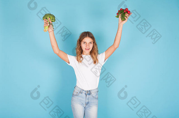 肖像美丽的女孩新鲜的蔬菜绿色西兰花