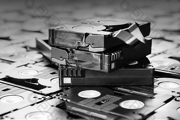 黑色的白色颜色被遗弃的桩无用的迷你视频记录盒式磁带磁带