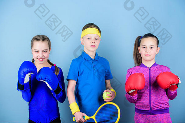 停止锻炼小女孩拳击手男孩运动服装快乐孩子们拳击手套网球球拍球健身能源健康冲基因敲除团队体育运动成功