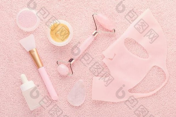 金面部奶油面具刷玉辊脸血清硅胶美面具粉红色的背景