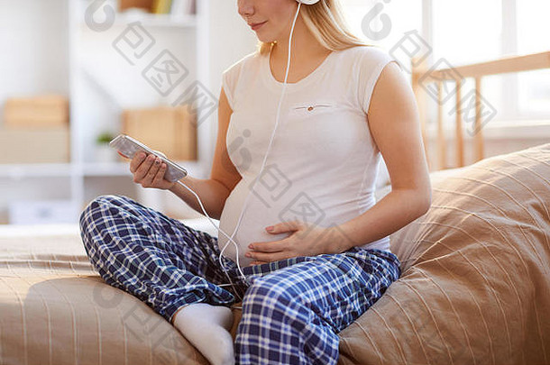 怀孕了女人听音乐