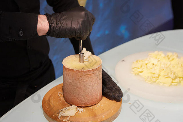 特殊的奶酪刀girolle刮板使奶酪剃须girolle特写镜头