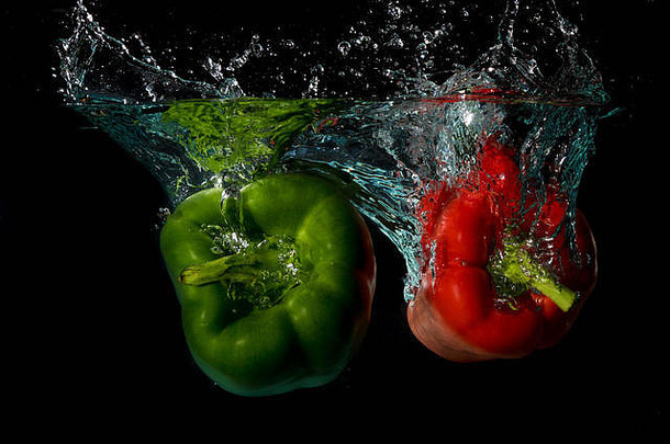 绿色红色的贝尔甜蜜的辣椒而耿耿于怀水