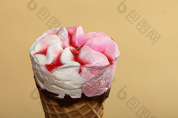 浆果冻冰淇淋华夫格锥橙色让人耳目一新甜点夏季