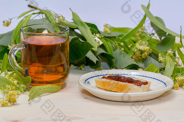 林登茶玻璃杯花朵林登叶子片面包小时