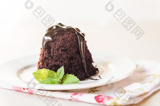 巧克力蛋糕巧克力糖浆薄荷叶子<strong>白</strong>色板