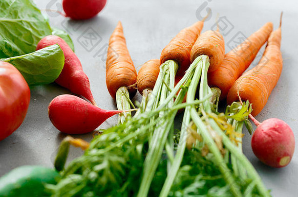 新鲜的胡萝卜群集蔬菜灰色的背景关闭
