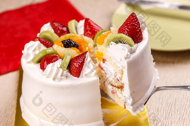 提升片白色蛋糕超过新鲜的水果
