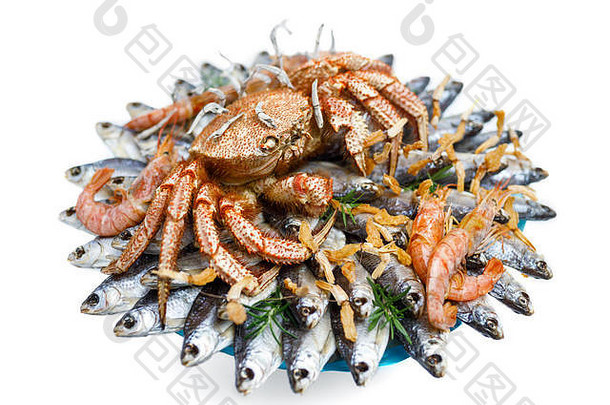 大多毛的煮熟的蟹坐在堆干咸鱼礼物花束白色背景