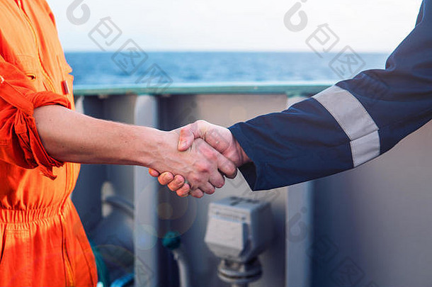 海洋承包商商人握手工人船