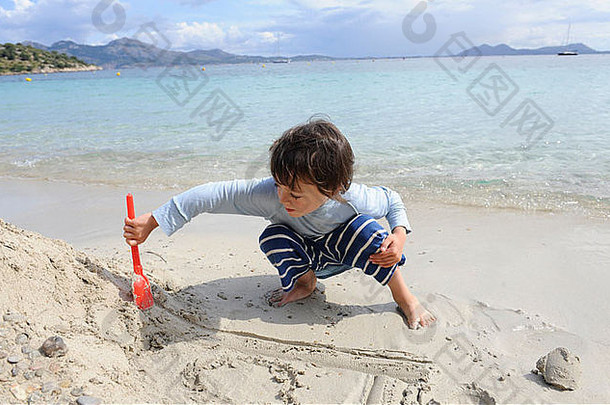 一年英语男孩建筑沙塔海滩formentor马略卡岛西班牙