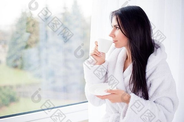 早....这里!关闭一边肖像梦幻可爱的浅黑肤色的女人喝咖啡放松窗口