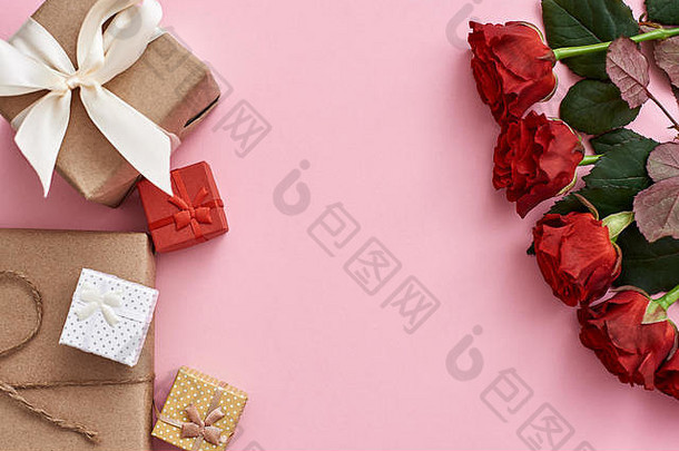 爱空气使快乐新鲜的红色的玫瑰礼物卡夫纸粉红色的<strong>背景</strong>