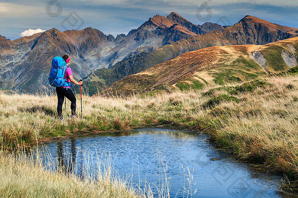 徒步旅行者女人背包山设备视图fagaras山喀尔巴阡山特兰西瓦尼亚罗马尼亚欧洲