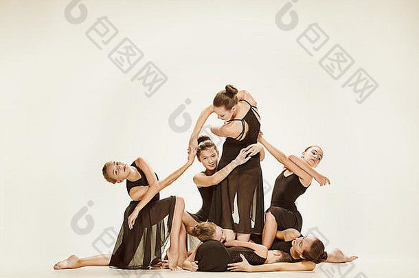 集团现代芭蕾舞舞者