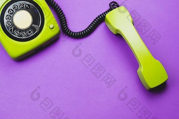 经典电话<strong>手机</strong>古董绿色电话电话接收机孤立的紫色的背景沟通技术复制空间