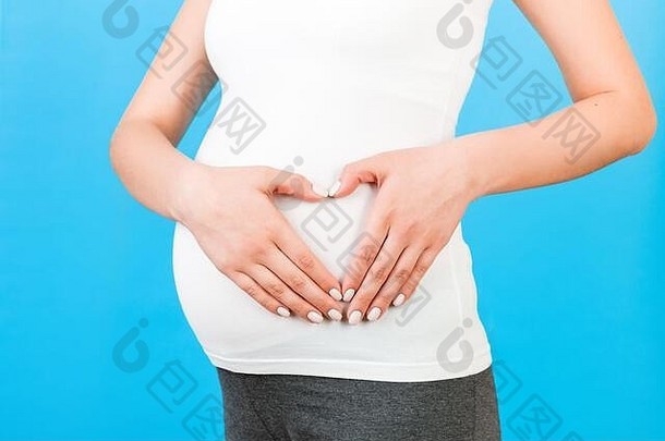 裁剪图像怀孕了女人使心形状手腹部婴儿撞概念复制空间