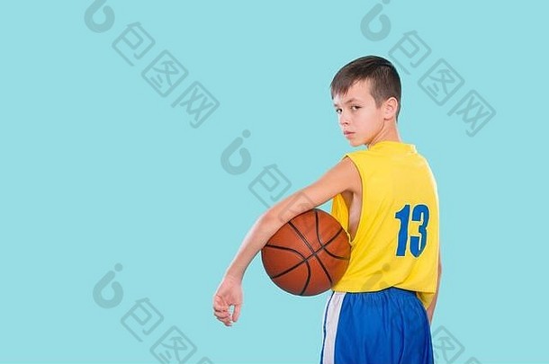 年轻的<strong>篮球</strong>球员摆姿势球手孤立的蓝色的背景
